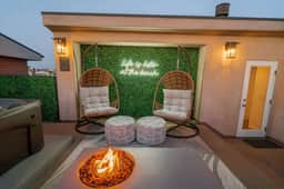 4 Br, Roof Deck, Hot Tub, Steps to Beach & Dining