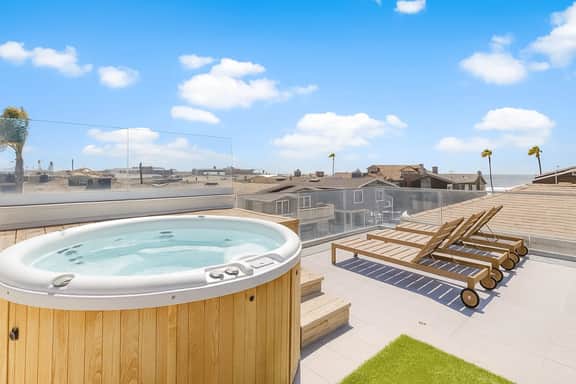 3BR + Loft Ocean View | Rooftop, Hot Tub, Parking