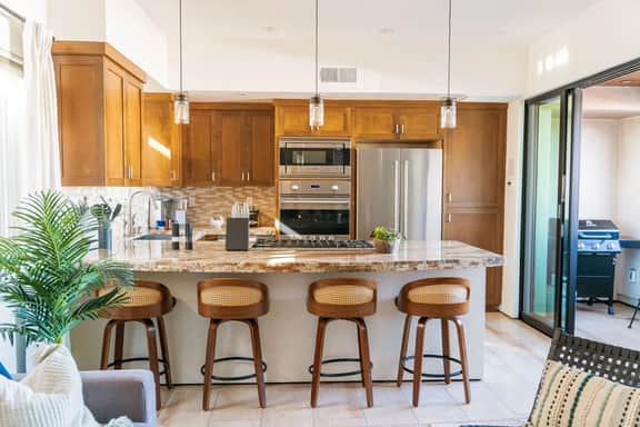 4 Br, Roof Deck, Hot Tub, Steps to Beach & Dining